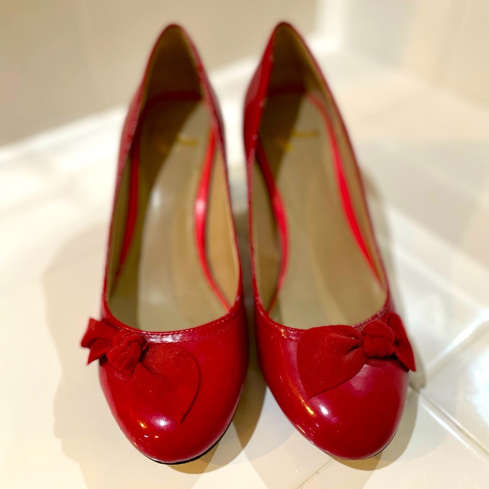 Report Bow Pumps Heels Red Maroon in Sz 6.5